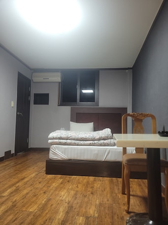 Business Room, City View | 1 bedroom, laptop workspace, free WiFi, bed sheets