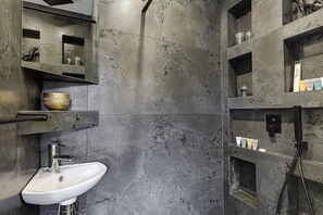 Shower, jetted bath, hair dryer, towels