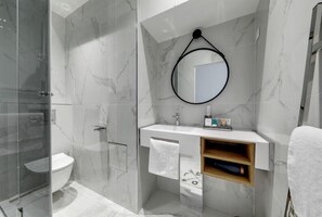 Douche, sèche-cheveux, serviettes fournies, savon