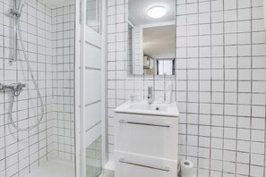 Dusche, Haartrockner, Handtücher, Seife