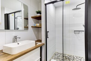 Dusche, Haartrockner, Handtücher