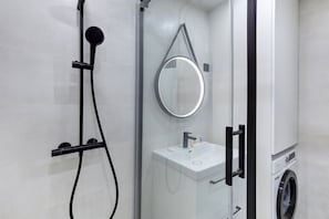 Shower, hair dryer, towels, soap - 322 Suite Fes - Superb apartment (Suresnes)