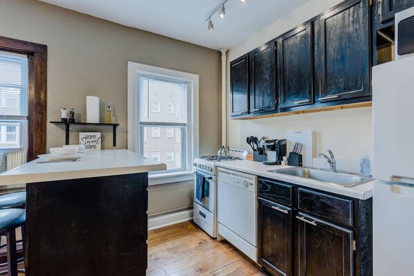 Fridge, microwave, oven, stovetop