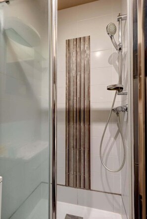 Shower, hair dryer, towels, soap - 337 Suite Samy - Superb apartment in Paris (Pantin)