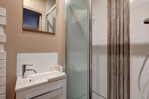 Douche, sèche-cheveux, serviettes fournies, savon