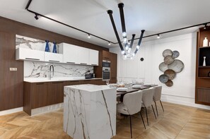 Fridge, microwave, oven, coffee/tea maker - 171 Beethoven Suite - Superbe Apartment In Paris (Paris 16 Passy)