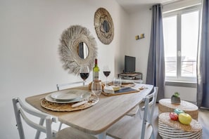 Dining - 808 Chic Suite - Superb Apartment (Bagnolet)