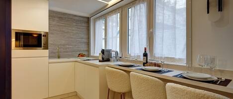 ثلاجة، ميكروويف، ماكينة لصنع القهوة/الشاي، مائدة طعام