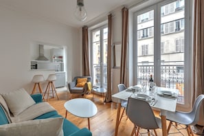 TV - 338 Suite Montmartre - Superb apartment in Paris (Paris 09 Opéra)