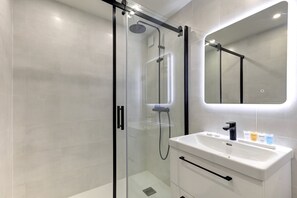 Shower, hair dryer, towels - 320 Dolce Vita Suite - Superb apartment (Suresnes)