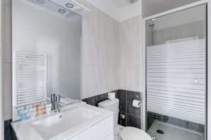 Douche, sĂšche-cheveux, serviettes fournies