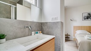 Shower, hair dryer, towels, soap - 155 Suite Georges - Superb apartment in Paris (Paris 13 Gobelins)
