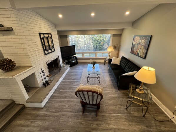 TV, offices - This guest house a 2 bedroom, 1 bathrooms, located in Peterborough, ON (Peterborough)