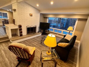 TV, offices - This guest house a 2 bedroom, 1 bathrooms, located in Peterborough, ON (Peterborough)