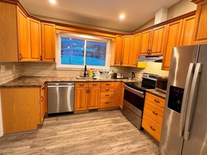 Een koelkast, een microgolfoven, een oven, een kookplaat