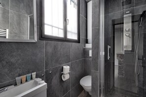 Een douche, een haardroger, handdoeken