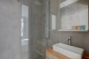Douche, sèche-cheveux, serviettes fournies