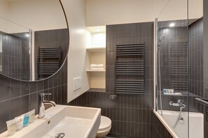 Dusche, Haartrockner, Handtücher, Seife