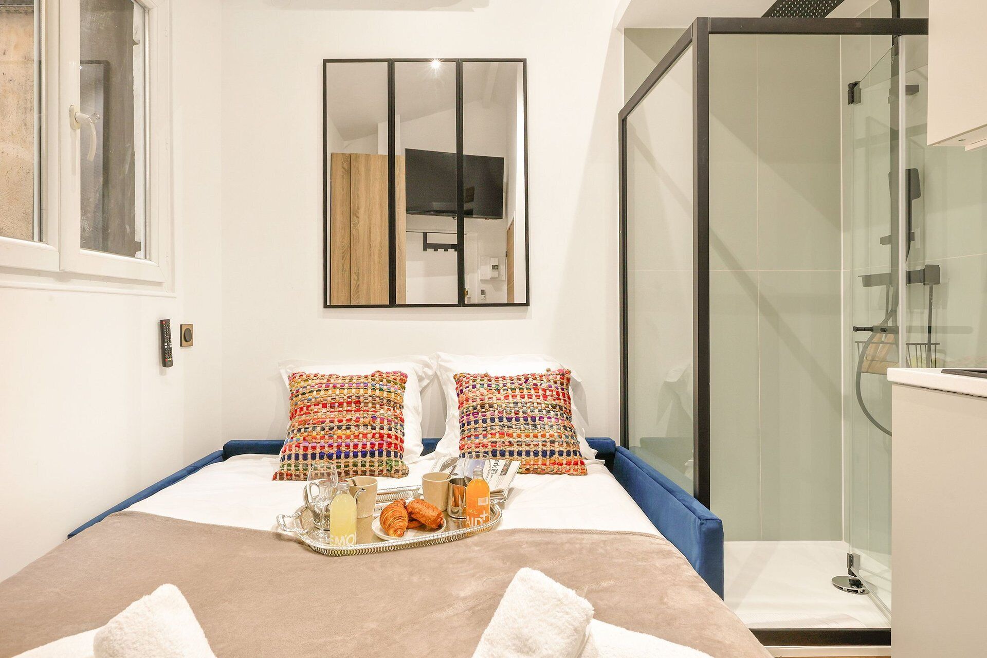 Iron/ironing board, Internet, bed sheets