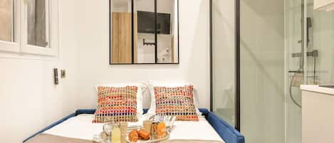 Iron/ironing board, Internet, bed sheets