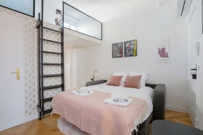 1 bedroom, iron/ironing board, WiFi, bed sheets - 214 Suite Vuitton - Superb Apartment in Paris (Paris 04 Hôtel-de-Ville)