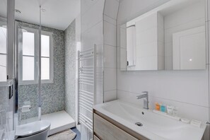 Douche, serviettes fournies, savon, shampoing