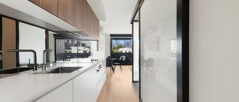 冷蔵庫、電子レンジ、オーブン、コンロ