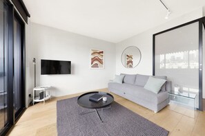 Smart-tv, böcker och kontor