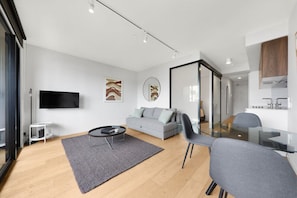 TV connectée, livres, espaces bureaux