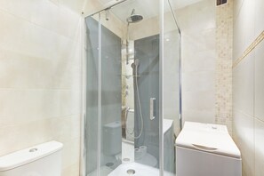 Dusche, Haartrockner, Handtücher