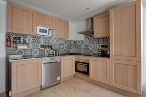 Mikrobølgeovn, ovn, opvaskemaskine, kaffe-/temaskine