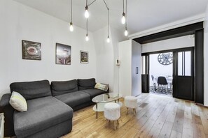 TV - 113 Suite Lui - Sumptuous apartment in Paris (Paris)