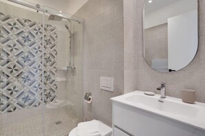 Shower, hair dryer, towels - 190 Suite Fontaine - Superb apartment in Paris. (Paris 16 Passy)