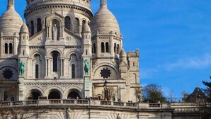 Ein großes, historisches Gebäude mit mehreren Kuppeln und Rundbogenfenstern, vermutlich eine Kathedrale oder Basilika.
