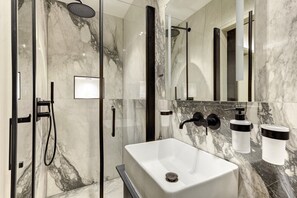 Shower, hair dryer, towels