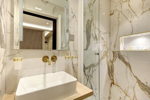 Bruser, hårtørrer, håndklæder