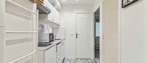 Micro-ondes, four, cafetière/bouilloire, grille-pain