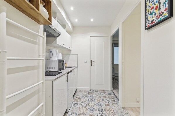 Microwave, oven, coffee/tea maker, toaster - 309 Suite Sedaine - Superb apartment in Paris (Paris 11 Popincourt)