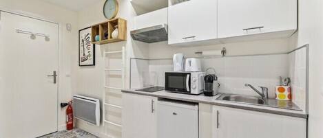 Mikrobølgeovn, ovn, kaffe-/temaskine, brødrister