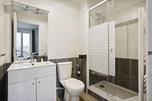 Douche, sèche-cheveux, serviettes fournies