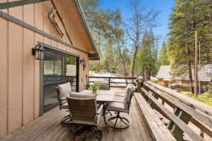 Outdoor dining - Granite Haven | Family Cabin-pet friendly! (Shaver Lake)