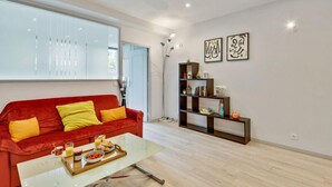 Living area - 233 Suite Home Paris Concept (Paris 20 Ménilmontant)