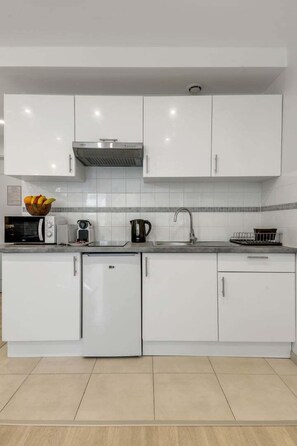 Frigorifero, microonde, forno, macchina per t è/caffè