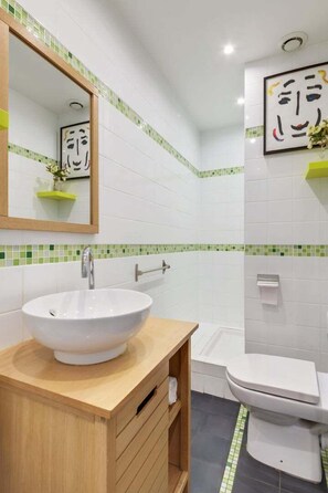 淋浴设施、吹风机、毛巾、肥皂