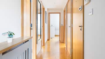 Apartment | Wohnbereich | 37-Zoll-Smart-TV mit Satellitenempfang, Netflix, Streaming-Dienste