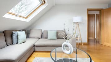 Apartment | Wohnbereich | 37-Zoll-Smart-TV mit Satellitenempfang, Netflix, Streaming-Dienste