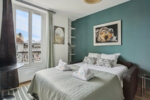 1 bedroom, desk, internet, bed sheets
