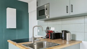 Eine moderne Küche mit einer Spüle aus Edelstahl, einer Mikrowelle und einem Toaster.