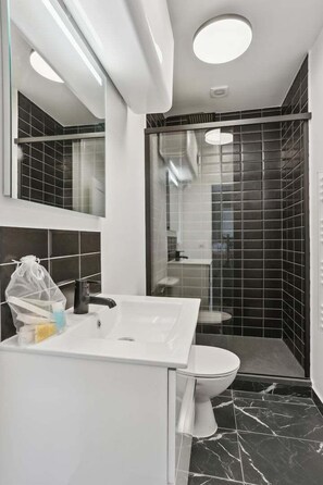 Een douche, een haardroger, handdoeken