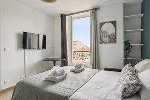 1 bedroom, desk, internet, bed sheets